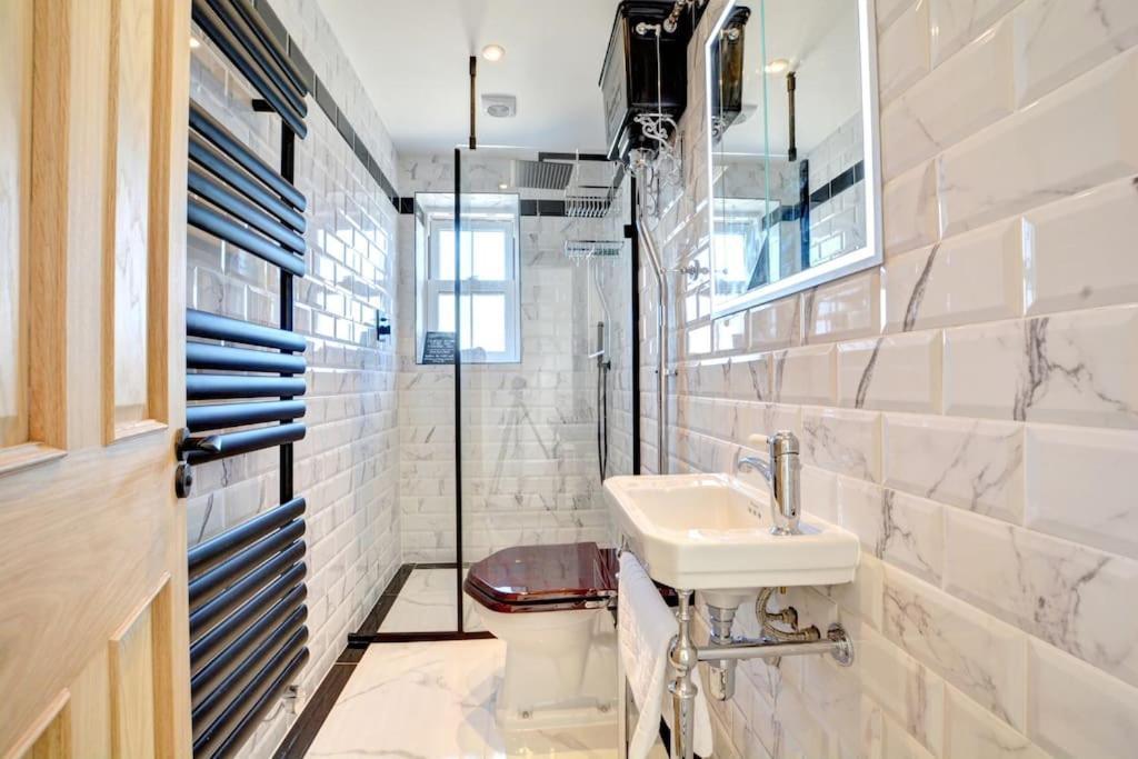 Modern 4 Bedroom Townhouse Perfect Location. Brighton Екстериор снимка